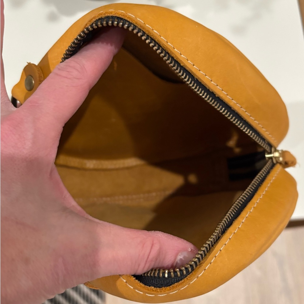 EUC Portland Leather Sunflower Circle Crossbody Bag - Picture 5 of 6